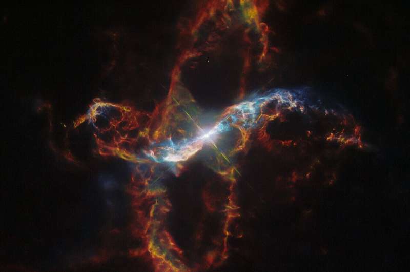 Hubble captures intricacies of R Aquarii