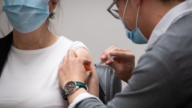 B.C. breaks 1-day vaccination record for COVID-19 and flu shots