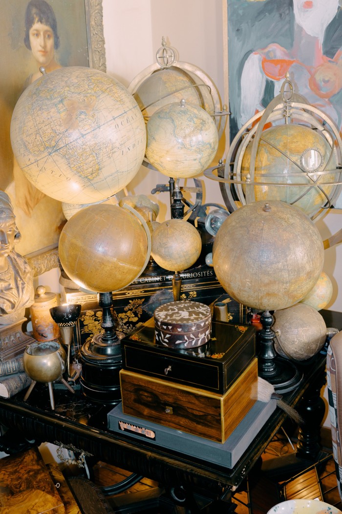 Globes and decorative objects at A la Turca