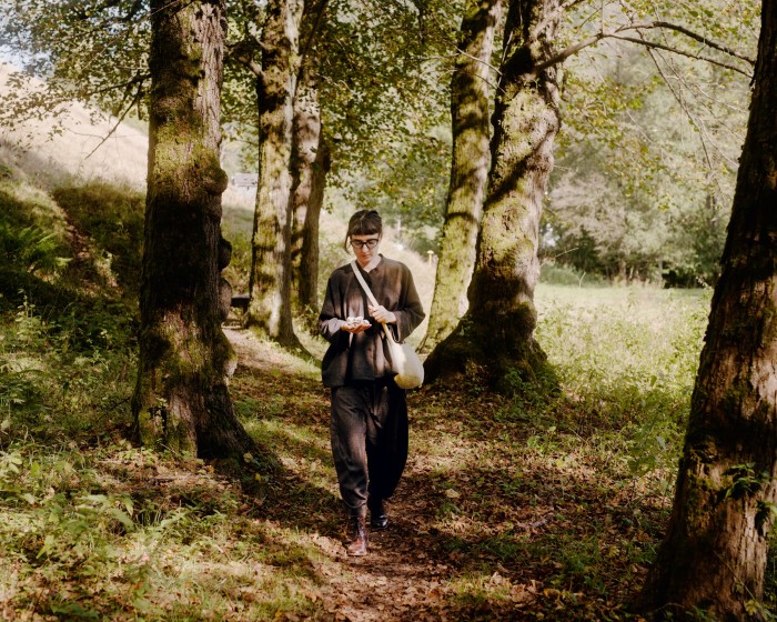 Jeuvell looking for dolls’ heads in the forest near Lauscha