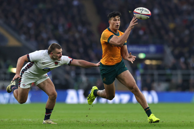 Joseph-Aukuso Suaalii of Australia offloads for teammate Tom Wright's try.