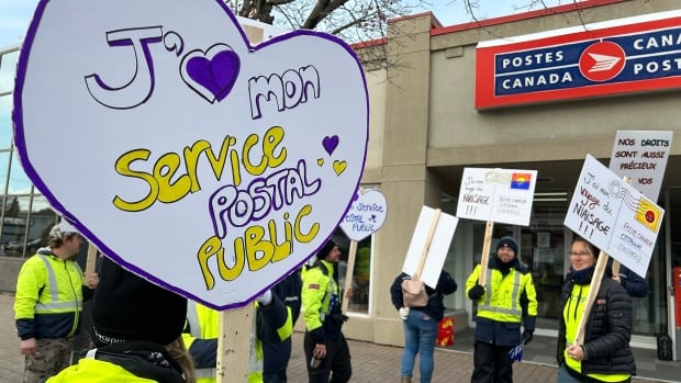 postal-strike-rimouski.jpg